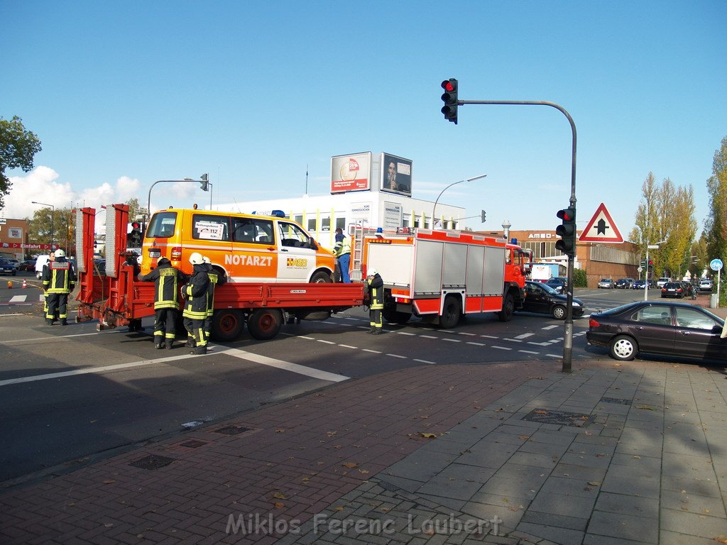 Schwerer VU Notarzt Pkw Koeln Ehrenfeld Weinsbergstr Oskar 164.JPG